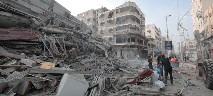 Un palazzo distrutto nel centro di Gaza a causa della crisi israelo-palestinese