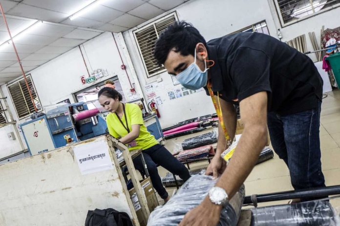 Quattro azioni per creare ambienti di lavoro liberi da molestie e violenze sessuali. Foto: UN Women Cambodia/Charles Fox.