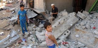 Bambino tra le macerie a Gaza