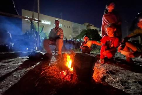 Rifugiati palestinesi al riparo presso il centro di formazione UNRWA di Khan Younis, nel sud di Gaza.