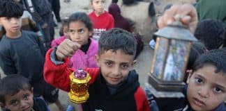 Bambini di Gaza tengono in mano delle lanterne per celebrare l'avvento del Ramadan.