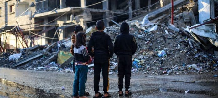 Gaza - 23 milioni di tonnellate di detriti richiederanno anni per essere rimossi e la malnutrizione acuta raddoppia in un mese