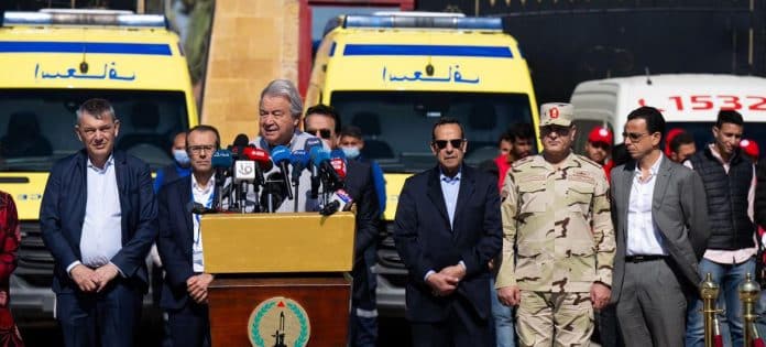Il Segretario generale delle Nazioni Unite António Guterres si rivolge ai media al valico di Rafah tra Egitto e Gaza.