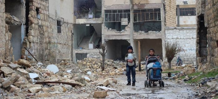 In questa foto del 2016, due ragazzi raccolgono acqua per le loro famiglie nella città siriana di Aleppo, che ha subito ingenti distruzioni durante il conflitto.