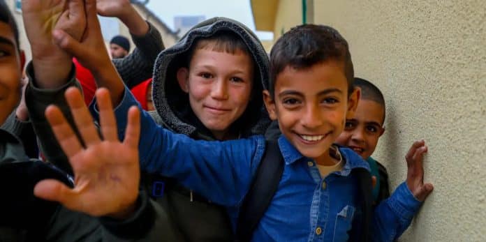 La Siria ha affrontato una delle peggiori crisi di sfollamento al mondo, a causa della decennale guerra civile. Molti bambini in tutto il Paese sono stati sfollati.