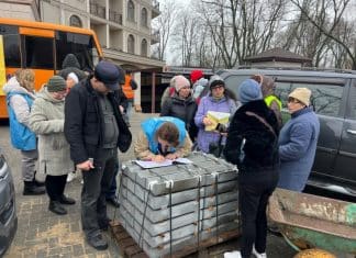 Le organizzazioni umanitarie stanno fornendo materiali di riparazione e altri aiuti ai residenti di Odesa, le cui case sono state danneggiate in un attacco del 15 marzo.