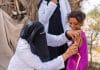 L'operatore sanitario Ghada Ali Obaid, 53 anni, vaccina Aswar Saddiq Othman, 9 anni, durante una campagna di vaccinazione comunitaria per i bambini nel governatorato di Aden, Yemen.