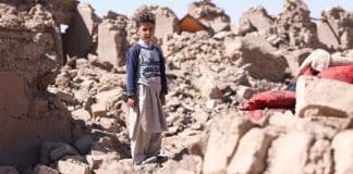 Un bambino si trova tra le rovine lasciate in seguito al devastante terremoto dell'ottobre 2023 a Herat, in Afghanistan.