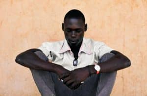 Moses, 18 anni, Sud Sudan. Quando Moses aveva 15 anni, ha assistito all'assassinio di suo padre. È stato poi rapito dalla stessa milizia e addestrato alla guerra e al furto. È l'esperienza di Moses come bambino che si riflette. 