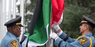 La bandiera dello Stato osservatore della Palestina viene issata presso l'Ufficio delle Nazioni Unite a Ginevra.
