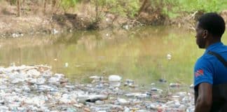 Rifiuti di plastica sul fiume Maraval, Trinidad.