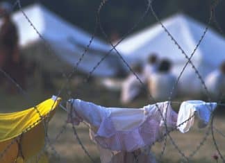 Filo spinato intorno a un campo per circa 25.000 sfollati di Srebrenica. (Foto del 1995)