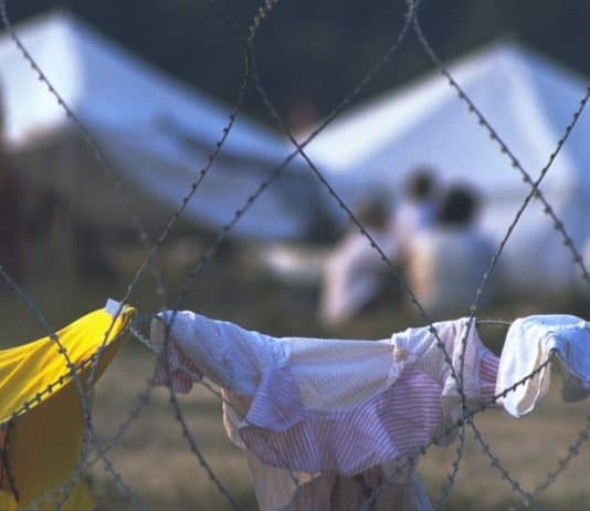 Filo spinato intorno a un campo per circa 25.000 sfollati di Srebrenica. (Foto del 1995)