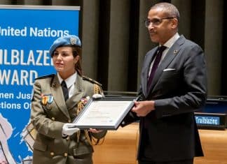 Il maggiore Ahlem Douzi riceve il premio Trailblazer delle Nazioni Unite dal Capo di Gabinetto Courtenay Rattray durante una cerimonia speciale.
