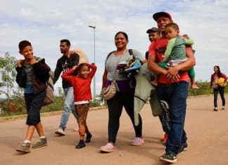 Una famiglia arriva in Brasile dopo aver attraversato a piedi il confine con il Venezuela.