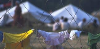 Filo spinato intorno a un campo per circa 25.000 sfollati di Srebrenica. La recinzione era lì per impedire alle persone di vagare nei campi circostanti che potevano essere stati minati. (Foto del 1995)