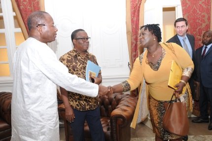 Het personeel van NIMD ontmoet Hon. Adrien Houngbédji in 2018, toen hij voorzitter was van het Parlement van Bénin. Credit: NIMD.