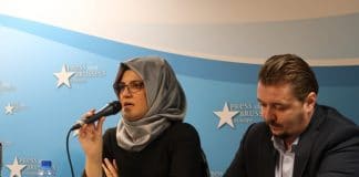 Hatice Cengiz spreekt tijdens personferentie in Brussel