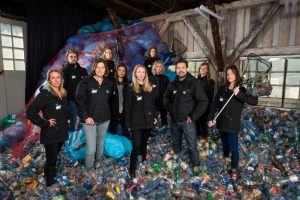 Deelnemers met het verzamelde plastic