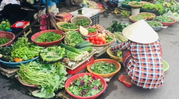 Vietnamese vrouw op markt