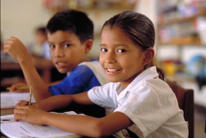 Girl studying © Balaguer (UNICEF)