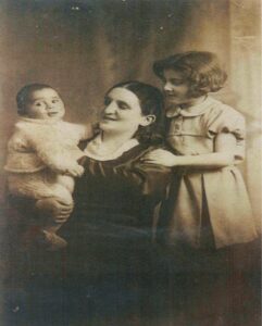 Simon Gronowski als baby op de arm van zijn moeder Chana met zus Ita