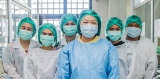 Een Thais team van zorgpersoneel tijdens de COVID-19-pandemie © WHO