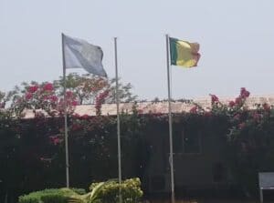 De VN-vlag en de Belgische vlag aan het hoofdkwartier van MINUSMA © Marco Breedveld