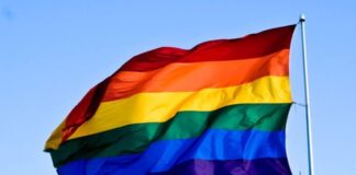 Regenboogvlag van de LGBTIQ+-gemeenschap ter bestrijding van seksediscriminatie, met hulp van het Mobile Film Festival