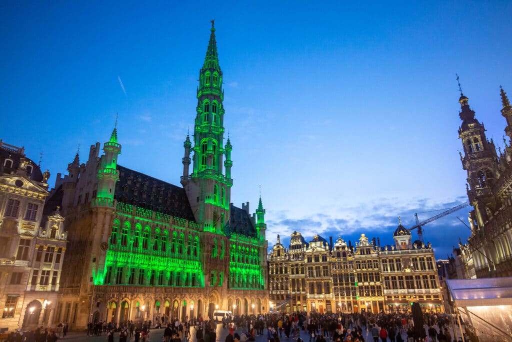 Stadhuis van Brussel in groen belicht voor Wereldmilieudag © Alexa Froger, UNEP
