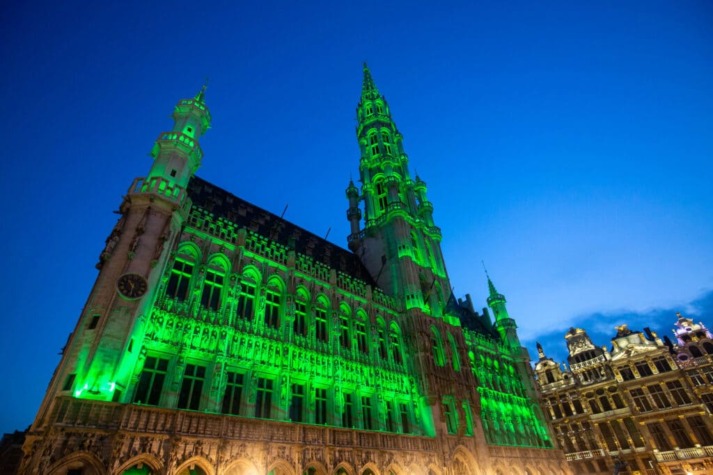 Stadhuis van Brussel in groen belicht voor Wereldmilieudag © Stad Brussel