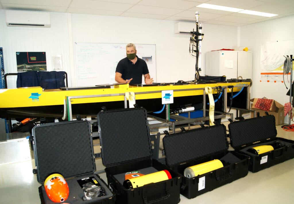 VLIZ-ingenieur Fred Fourie bij enkele onderzoeksrobots die in de oceaan worden gebruikt
