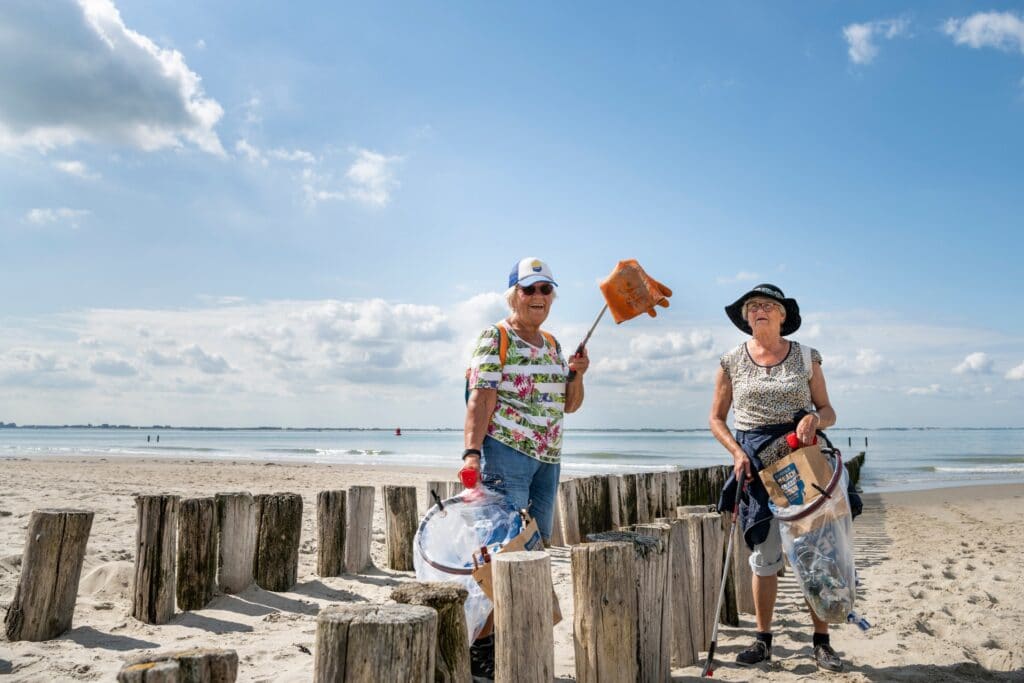 Deelnemers aan de Beach Cleanup in Vlissingen © Paula Romein