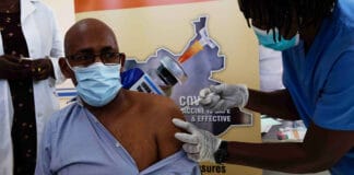 Een man krijgt zijn COVID-19-vaccin in Zuid-Soedan