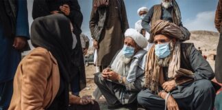 Leden van de taliban in gesprek in Afghanistan © IOM