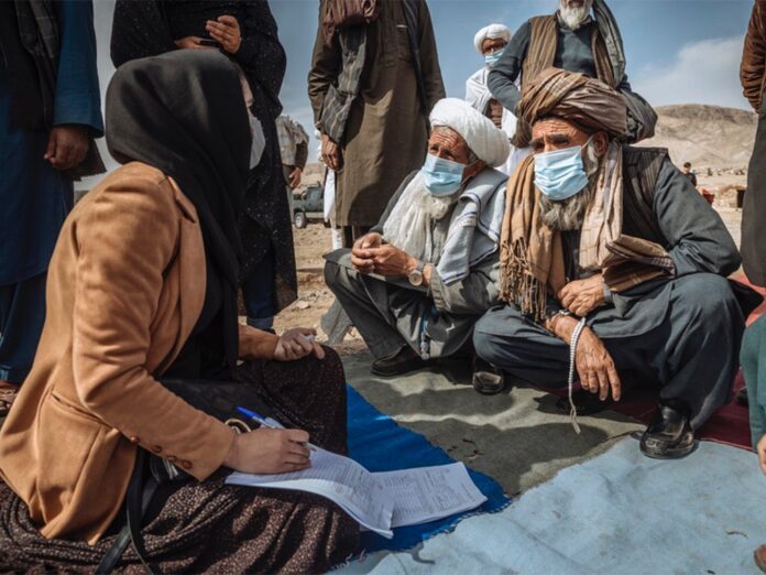 Leden van de taliban in gesprek in Afghanistan © IOM