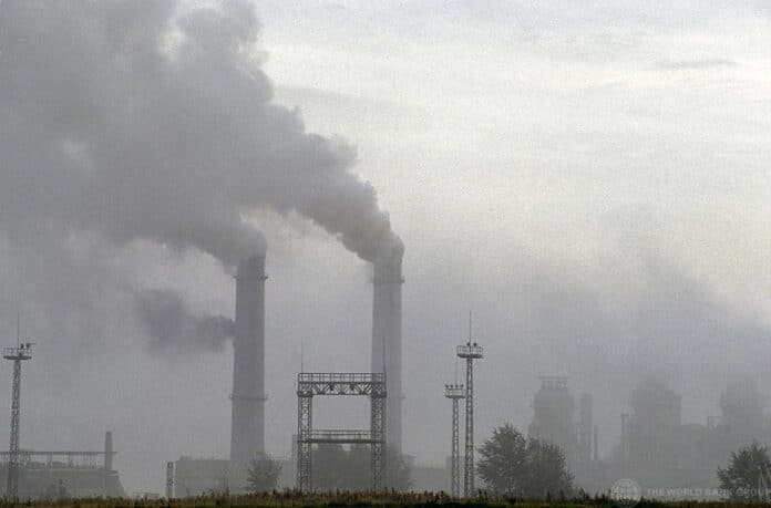 Luchtvervuiling van een fabriek in Estland © Wereldbank, Curt Canemark