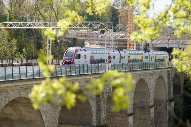 Luxemburgse trein op brug