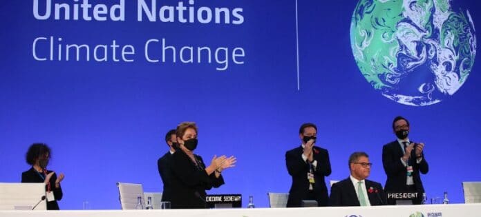 Patricia Espinosa, uitvoerend Secretaris van het VN-Klimaatverdrag (UNFCCC) en Alok Sharma, voorzitter van COP26, bij de afsluiting van de conferentie.
