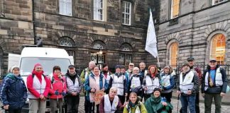 Grootouders voor het klimaat bij vertrek in Edinburgh