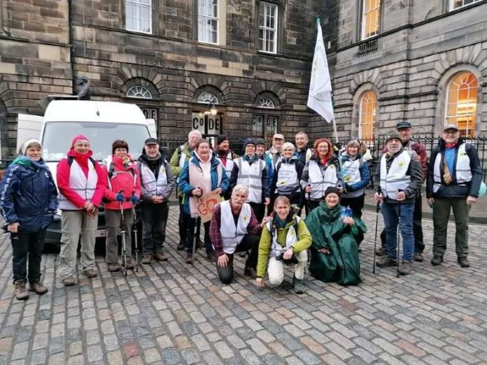 Grootouders voor het klimaat bij vertrek in Edinburgh