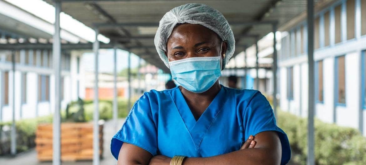 Een verpleegster poseert voor een portret in de Democratische Republiek Congo tijdens een inentingscampagne tegen Covid-19