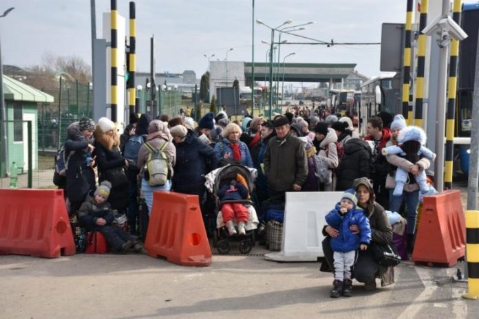 Vluchtelingen die Polen binnenkomen vanuit Oekraïne bij de grensovergang Medyka. © UNHCR/Chris Melzer