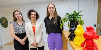 VN-jongerenvertegenwoordigers Mathilde Chignesse (L) en Maïté Coppens (R) met de Belgische minister van Buitenlandse Zaken, Hadja Lahbib
