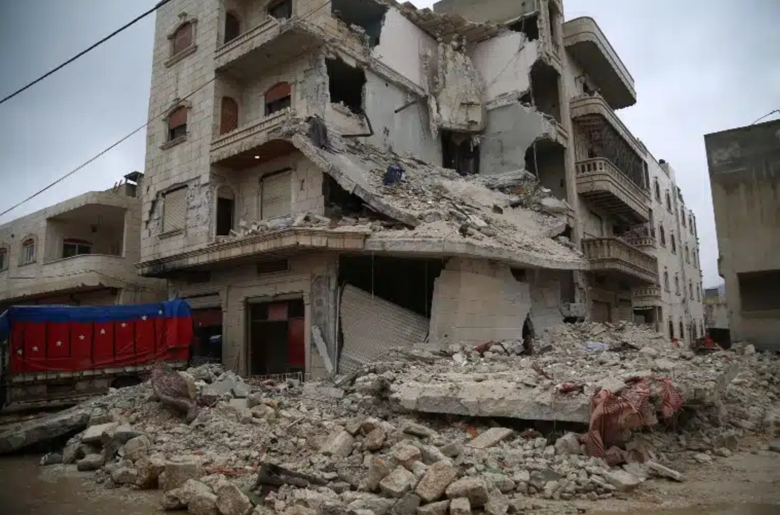 De schade veroorzaakt door de aardbeving van 6 februari in de stad Sarmada, in het noordwesten van Syrië