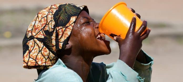 VN-Waterconferentie Een meisje drinkt water op school in Goré, Tsjaad.
