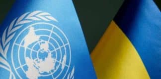 Vlaggen van Oekraïne en VN artikel over dam