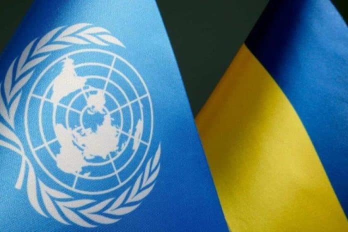 Vlaggen van Oekraïne en VN artikel over dam