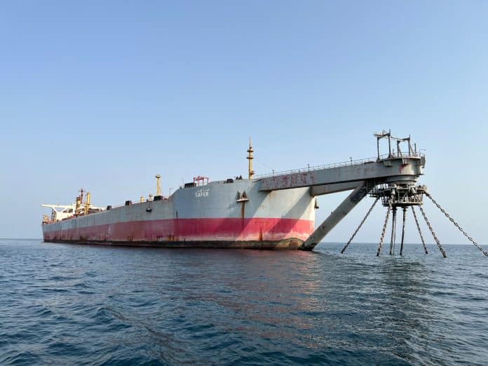 De FSO Safer, die 8 km voor de kust van Jemen ligt met 1 miljoen vaten olie aan boord, dreigt te zinken of te ontploffen.