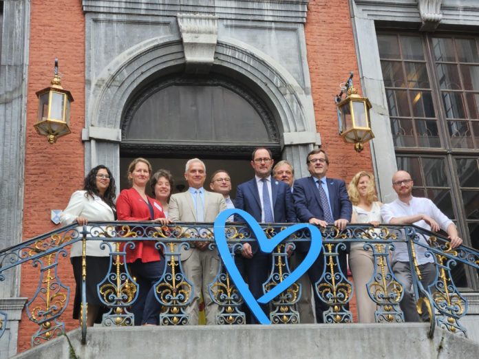 Minister Van Quickenborne, Luikse burgemeester Willy Demeyer, UNODC-hoofd van de afdeling Mensenhandel Ilias Chatzis en Partners in België lanceren de Blue Heart-campagne